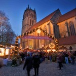 Bei der altehrwürdigen Überwasserkirche lädt Münsters jüngster Weihnachtsmarkt zum Verweilen ein.